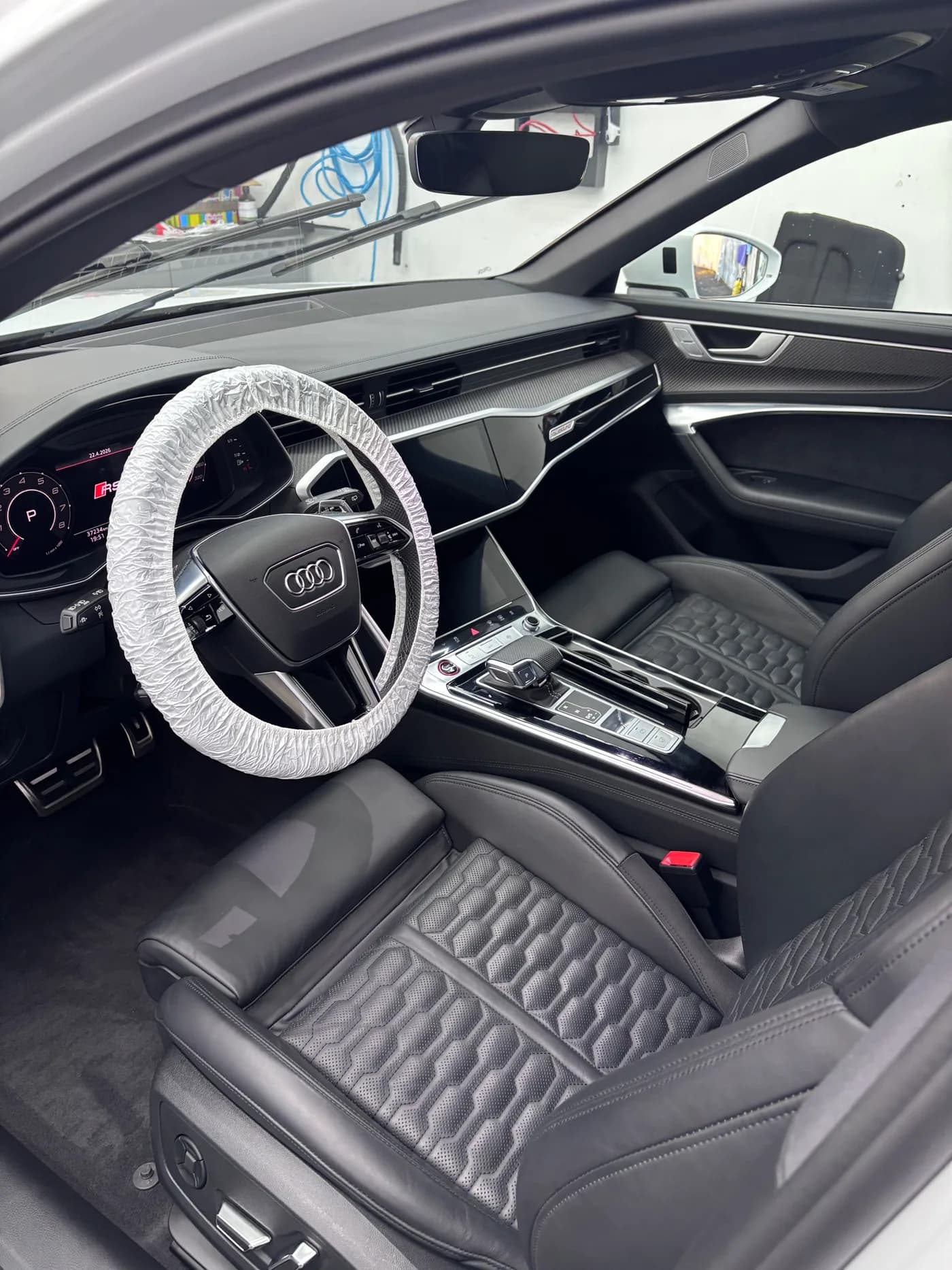 Audi RS6 · Wabenleder gereinigt